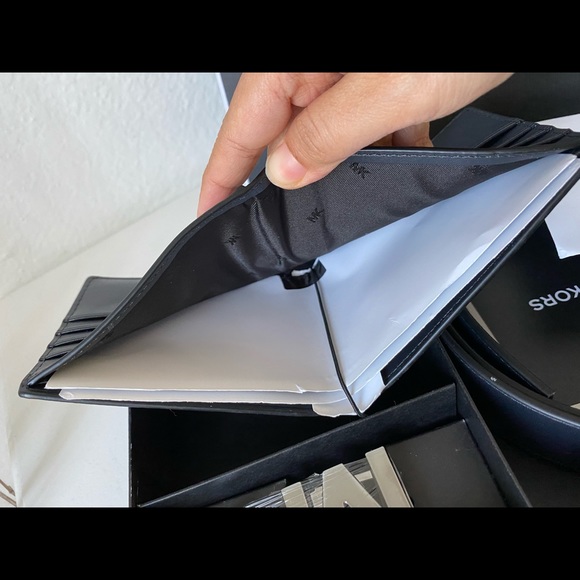 Michael Kors Men Box Set Wallet + Belt - Picture 6 of 8